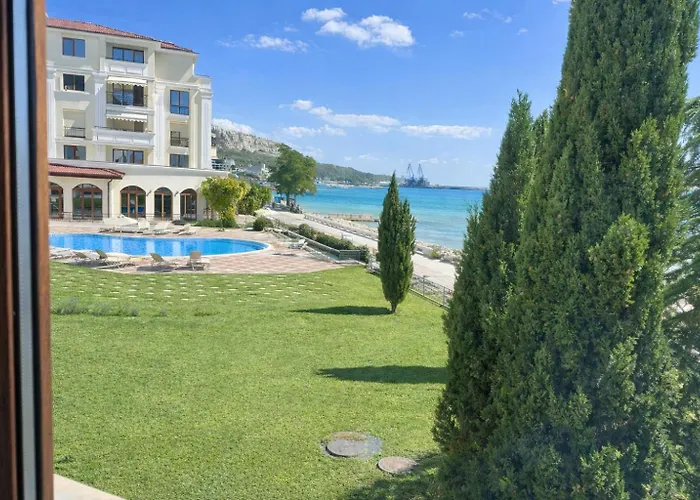 Four Seasons - Two Bedrooms - Free Parking - Complex Carpe Diem *